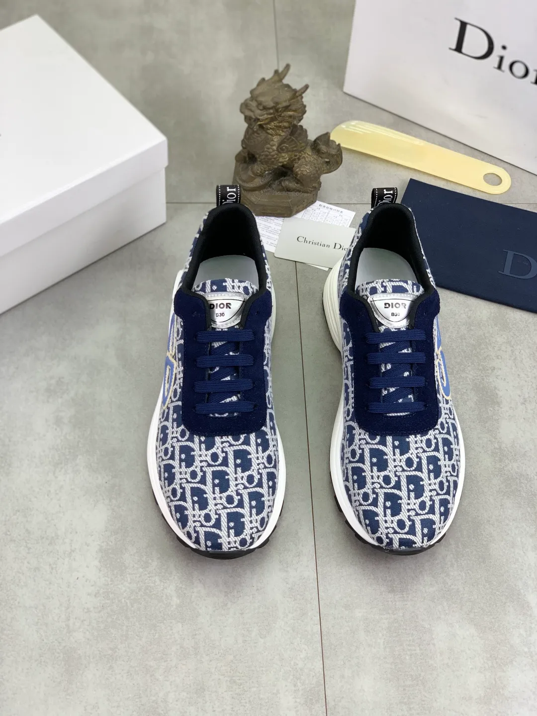 Men's shoes 💰P420 New Dior Chrono 2025 new product B30 series, in white and black fly woven series, decorated with computer-printed CD logo on both sides, star patch on the tongue and Dior logo on the heel, many details highlight the style. The interior is matched with the original color matching mesh, and the interior of the body is supported by low-temperature shaping sheets, and is filled with light feather cotton to keep the interior full and soft against the feet. The exclusive open-molded outsole adopts a one-piece molding process, so there is no need to worry about problems such as the opening and falling of sole decorative accessories. It is light and comfortable to wear, yet strong and wear-resistant. The two-color shoelaces are accessorized with exquisite metal five-pointed star pendants, creating a high-end, trendy and casual look at all times. Color: 5️⃣ colors available, code number: 38-44 (45 customized)